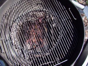Der Temperaturfühler auf dem Grillrost - links davon wird der Minion-Ring gezündet