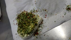 Der gesalzene und gewürzte Käse