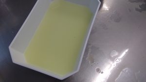 Die aus der Produktion abgetropfte Molke